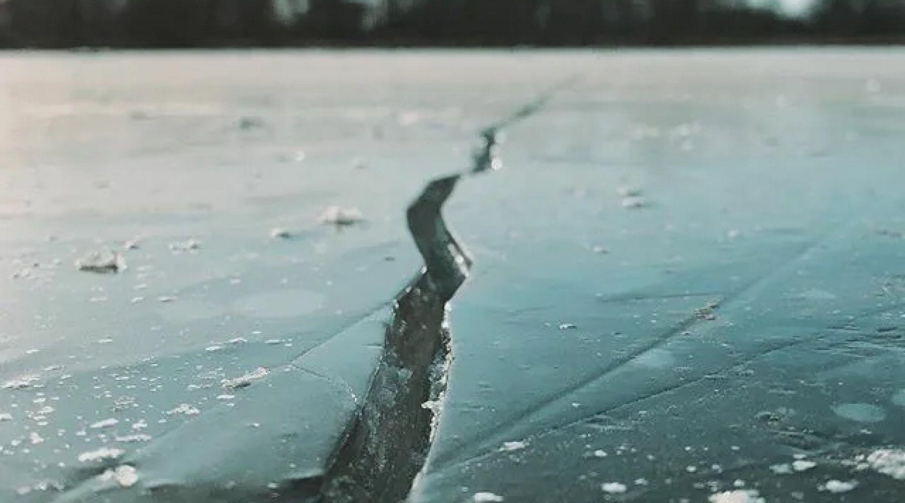 Падает на льду. Тонкий лед фото. Происшествие на тонком льду на реке. Песня за тобой пойду по тонкому льду