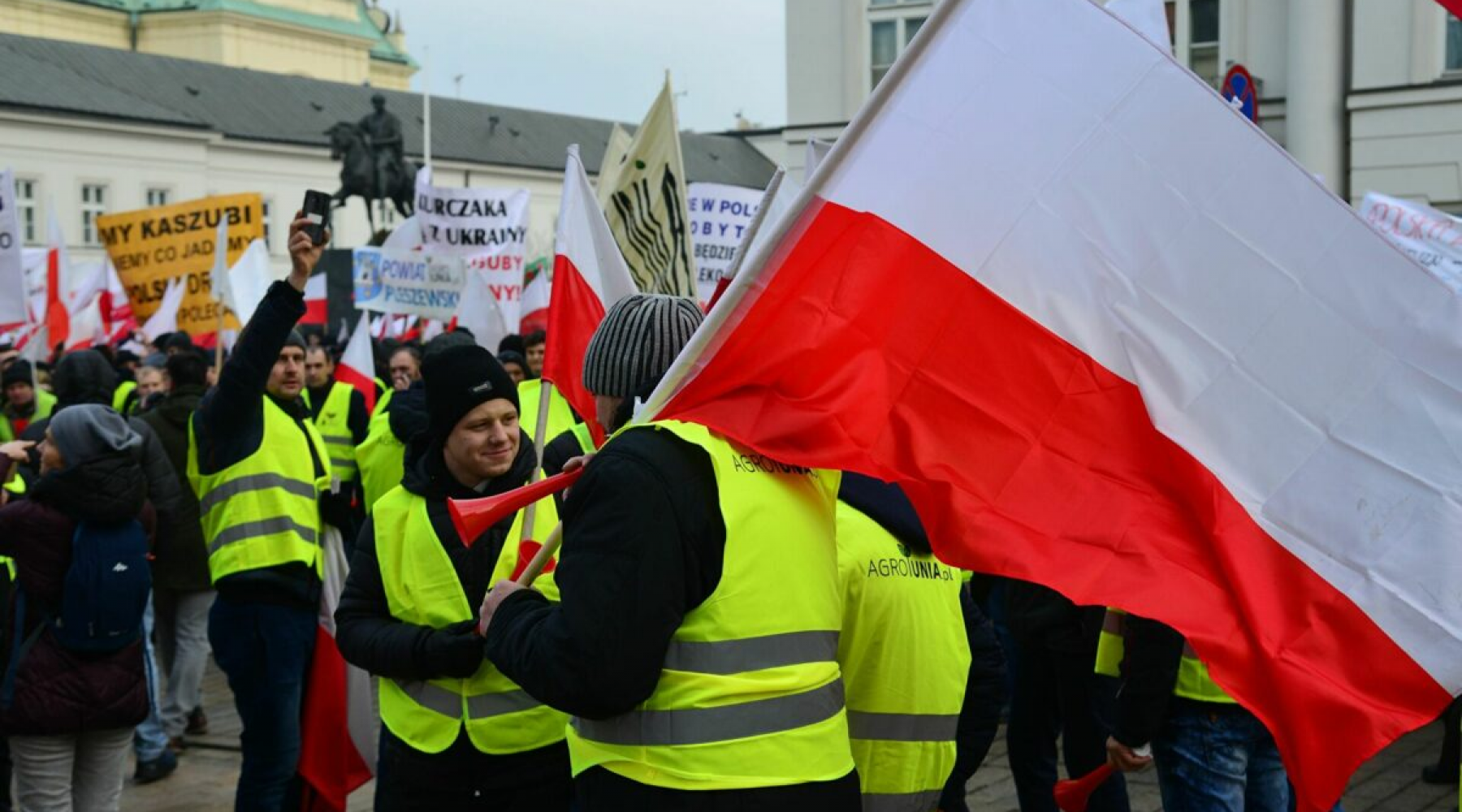 Польские фермеры блокируют дороги. Польша забастовка фермеров. Протесты фермеров в Варшаве. Митинг. Забастовки в Польше.