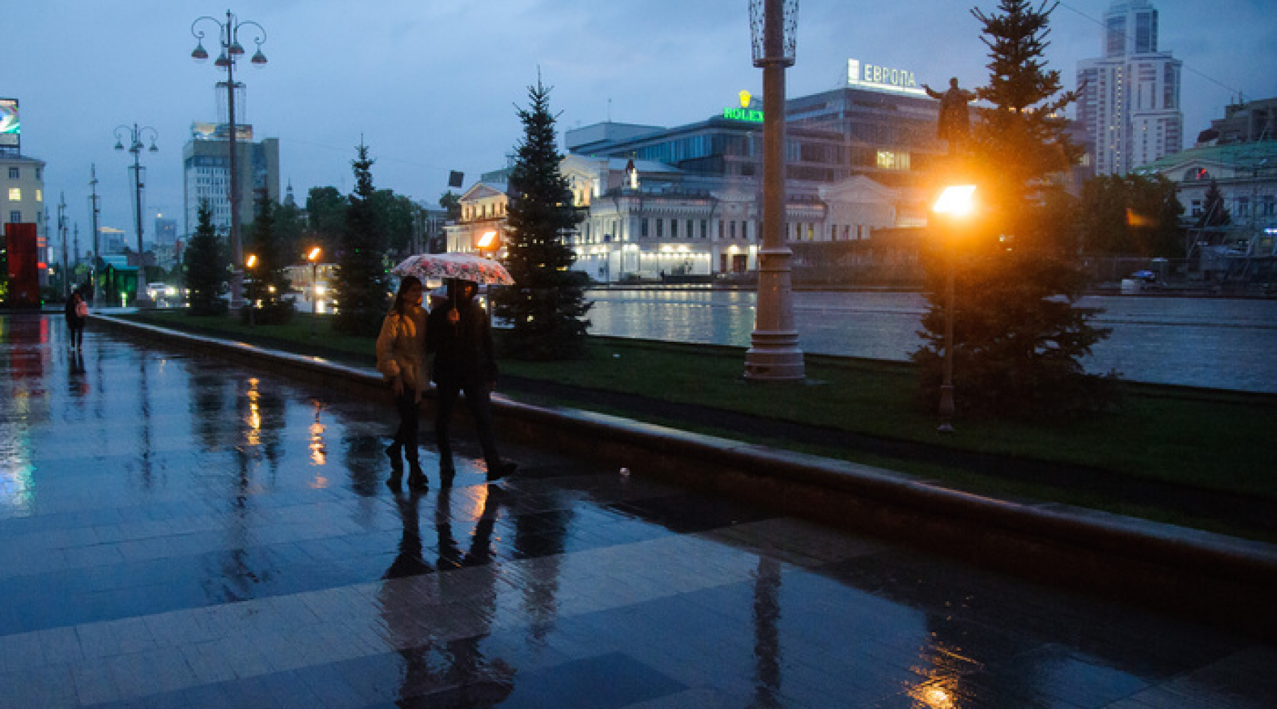 Три дождя екатеринбург. Город Екатеринбург. Дождь в городе фото. Уральские города. Вечерний Екатеринбург мост.