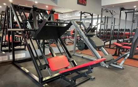 Тренажёры с красными сиденьями в Fit Energy