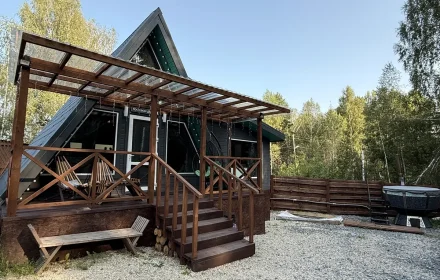 Зелёный A-frame и его зона отдыха
