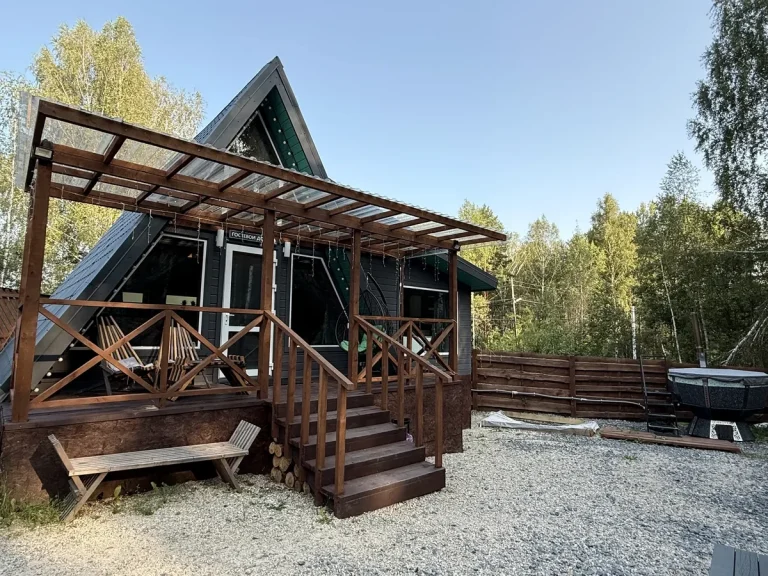 Зелёный A-frame и его зона отдыха