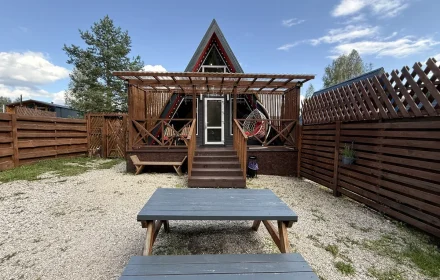 Красный A-frame с террасой