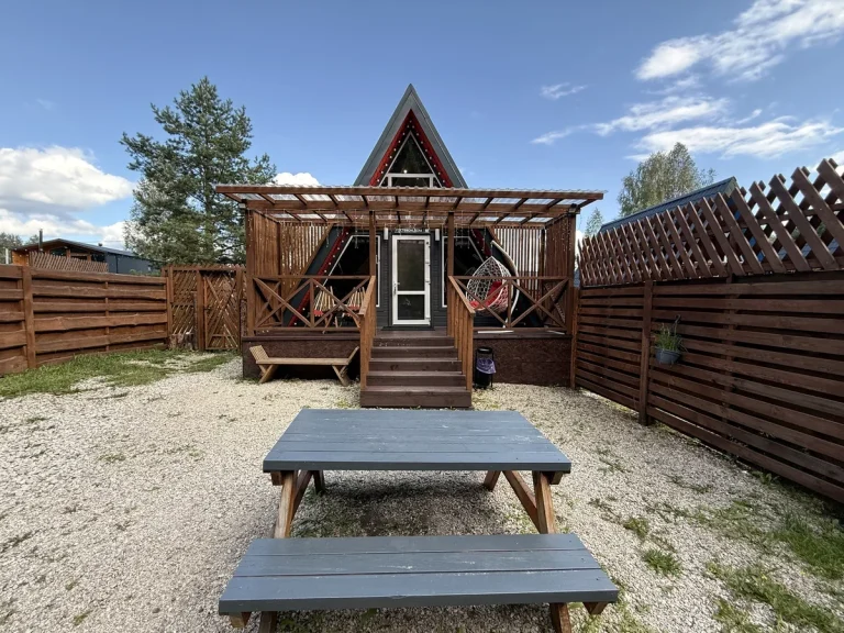 Красный A-frame с террасой