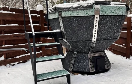 Банный чан у деревянного дома в Лесогорье