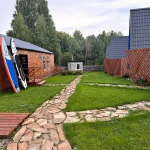 Дорожка между гостевыми домами в Лесогорье