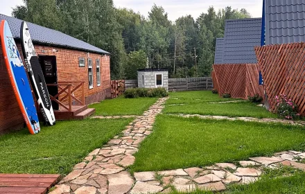 Дорожка между гостевыми домами в Лесогорье