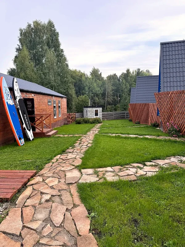 Дорожка между гостевыми домами в Лесогорье
