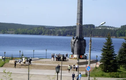 Монумент трудовой и боевой славы в Реже