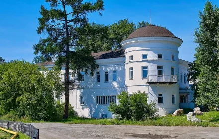 Реж, Господский дом, ныне музей «Самоцветная полоса Урала» (Советская улица, 4)