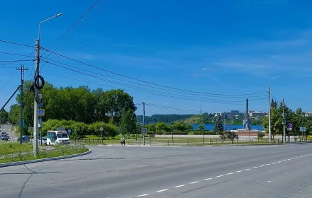 Реж, Советская улица (вид на северо-запад в сторону плотины), слева примыкает улица Костоусова