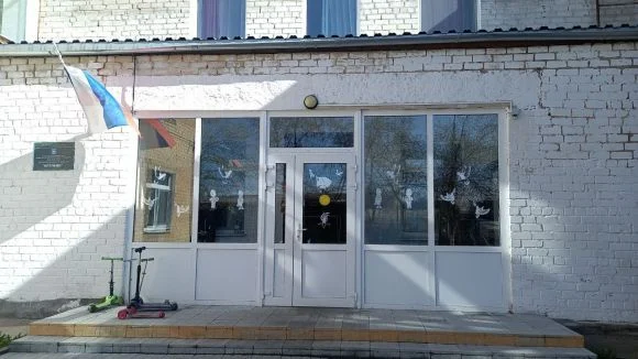 Вход в детский сад № 8 «Крепыш» в Реже