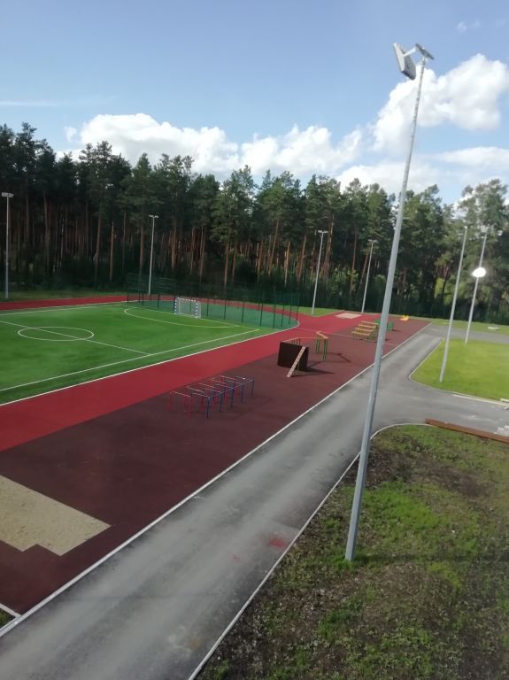 Спортивная площадка школы № 44 в микрорайоне Стройгородок Режа