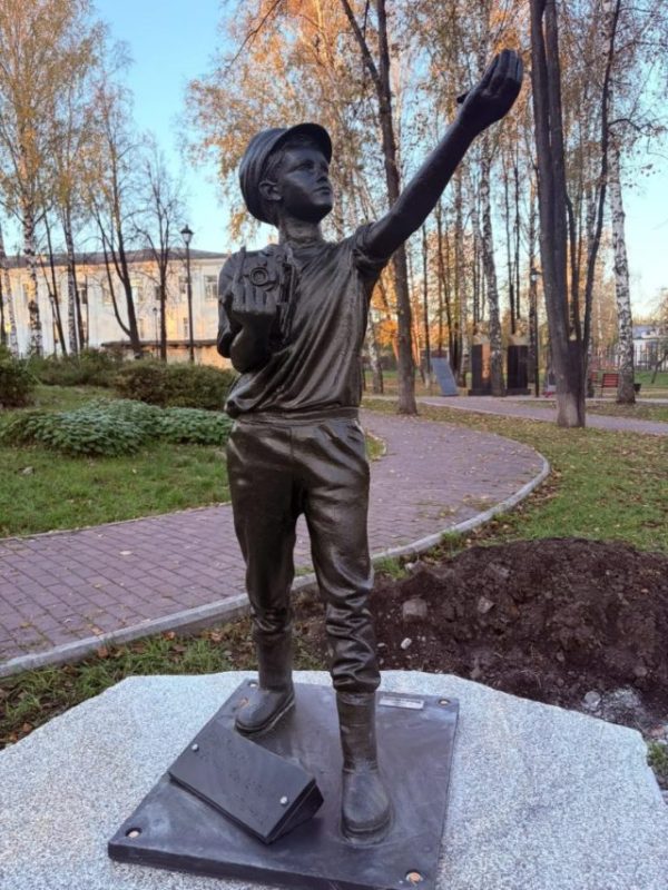 Памятник Александру Матвееву «Улыбнись! Сейчас вылетит птичка!» в Центральном парке Режа.