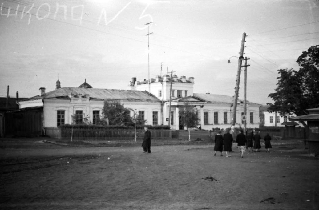 Школа № 5 в 1950-е годы в старом заводоуправлении. В этом здании школа работала до 1962 года.