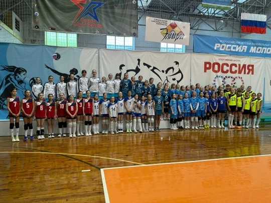 Участники волейбольных соревнований «Россия молодая» в спортивном зале