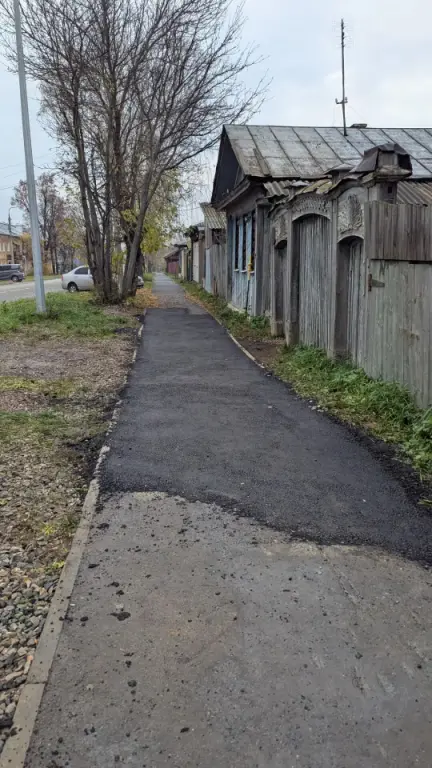 Участок тротуара с новым асфальтом у частных домов на Красноармейской в Реже