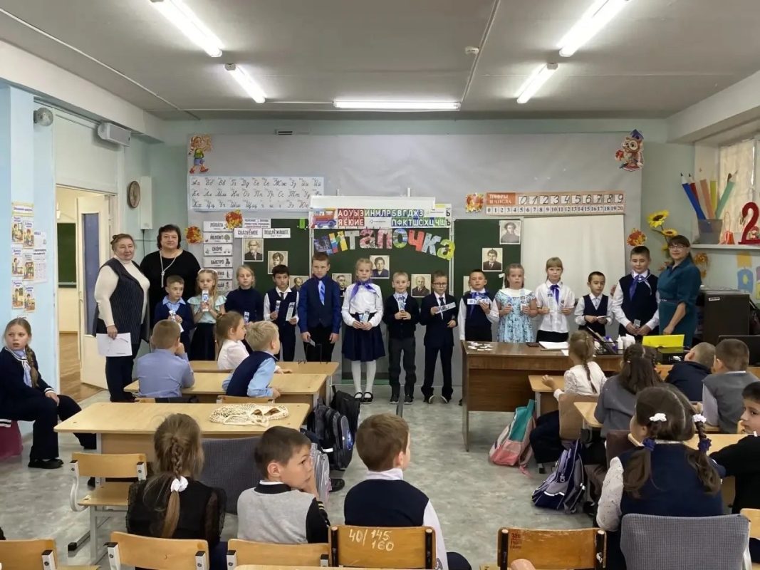 Участники конкурса чтецов и педагоги в школьном классе