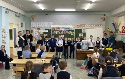 Участники конкурса чтецов и педагоги в школьном классе