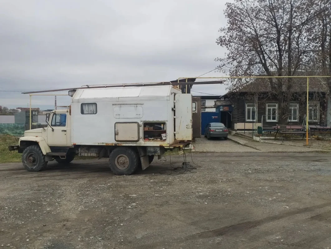 Автомобиль у здания с наружным газопроводом