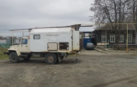 Автомобиль у здания с наружным газопроводом