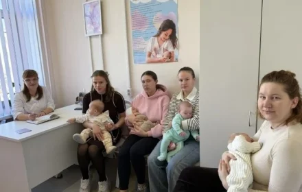 Мамы с детьми и медицинский работник на встрече в детской поликлинике