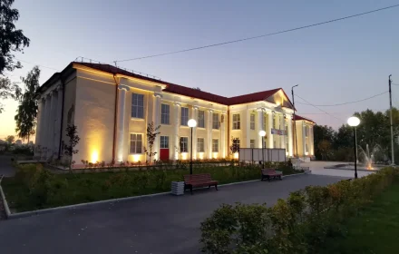 Освещённое здание Центра культуры и искусств в вечернее время