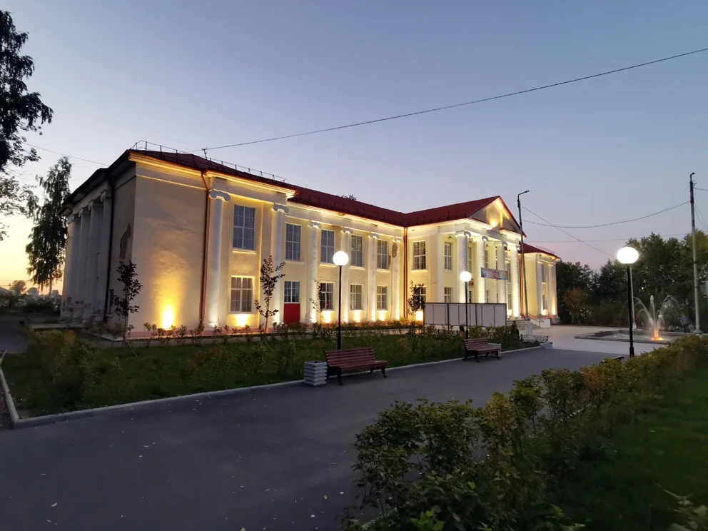 Освещённое здание Центра культуры и искусств в вечернее время