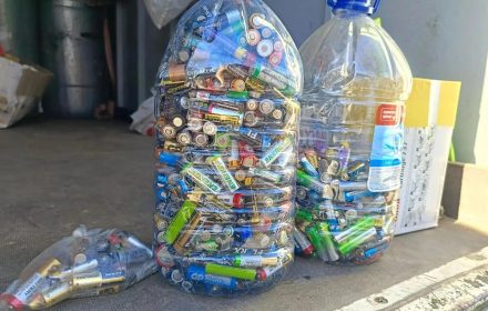 Отработанные батарейки в пластиковых ёмкостях после сбора «Экомобилем» в Реже