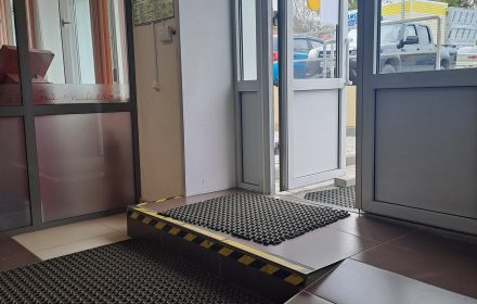 Вход в офис ЭнергосбыТ Плюс на Красноармейской, 26.