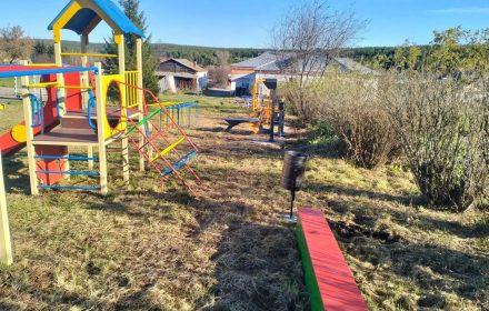 Игровой комплекс и уличные спортивные тренажёры на площадке в Першино