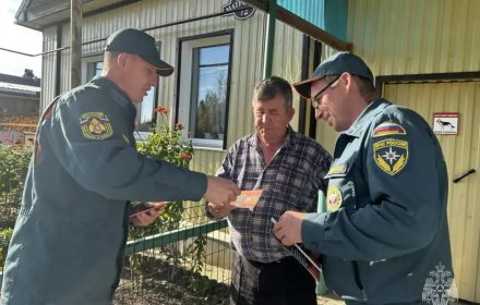 Сотрудники МЧС во время профилактического рейда в жилом секторе Режа